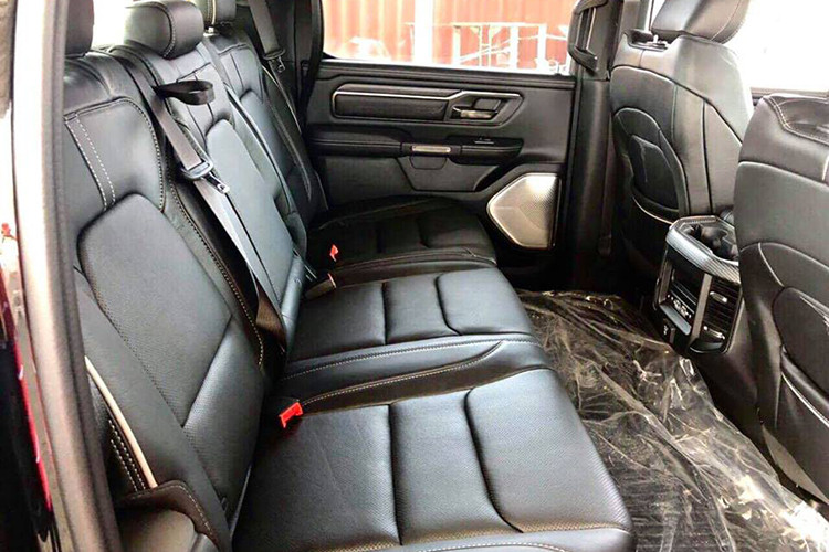 Về khả năng vận hành, bán tải Ram 1500 Limited được trang bị khối động cơ V8, dung tích 5,7 lít, cho công suất tối đa 395 mã lực cùng mô-men xoắn cực đại 556 Nm, kết hợp số tự động 8 cấp và hệ dẫn động 2 cầu. 