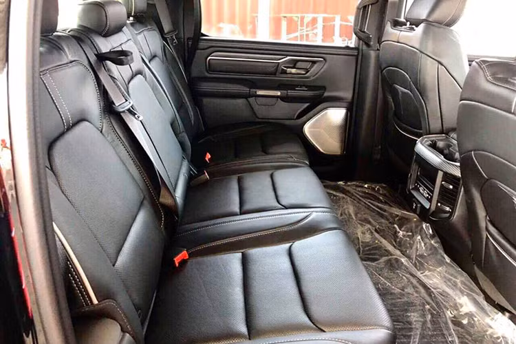 Về khả năng vận hành, bán tải Ram 1500 Limited được trang bị khối động cơ V8, dung tích 5,7 lít, cho công suất tối đa 395 mã lực cùng mô-men xoắn cực đại 556 Nm, kết hợp số tự động 8 cấp và hệ dẫn động 2 cầu. 