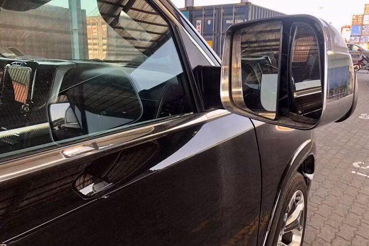 Phía bên trên là nắp capô với nhiều đường gân mạnh mẽ không khỏi liên tưởng đến cơ bắp cuồn cuộn của nam diễn viên có biệt danh The Rock trong loạt phim “Fast &amp; Furious”. Gương chiếu hậu mạ crôm với 2 loại kính giúp người điều khiển dễ dàng quan sát xung quanh xe.