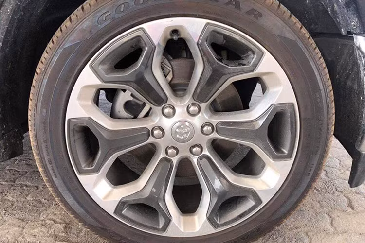 Xe sở hữu kích thước tổng thể Dài x Rộng x Cao lần lượt 6.142 x 2.085 x 1.969 (mm), chiều dài cơ sở 3899 mm. Khoảng sáng gầm xe 218mm. ứng danh xe bán tải cỡ lớn, Ram 1500 Limited được trang bị bộ mâm hợp kim 6 chấu kép với kích thước lên tới 22 inch.