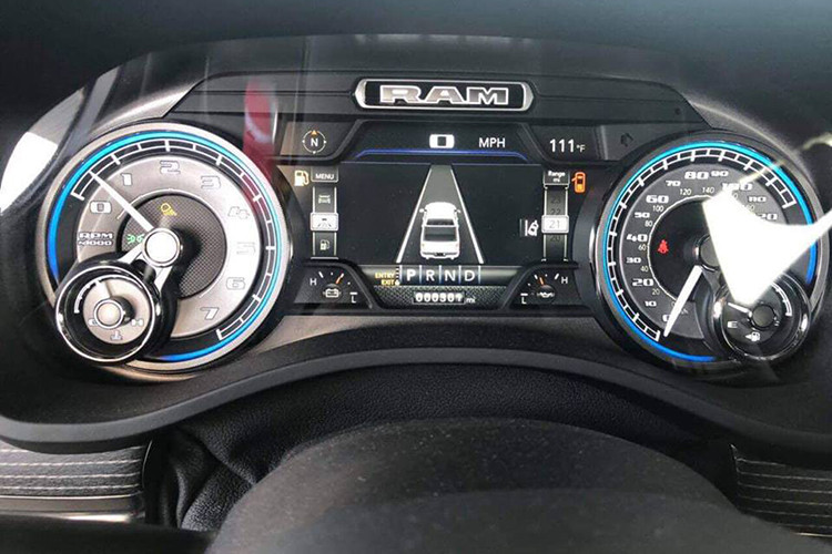 Nội thất của xe còn rất hữu dụng với nhiều cổng USB và ổ điện đặt rải rác, cũng như bộ phát Wifi từ sim 4G. Các hệ thống hỗ trợ người lái cũng được chú trọng như camera 360 độ, cảnh báo điểm mù, phanh tránh va chạm...