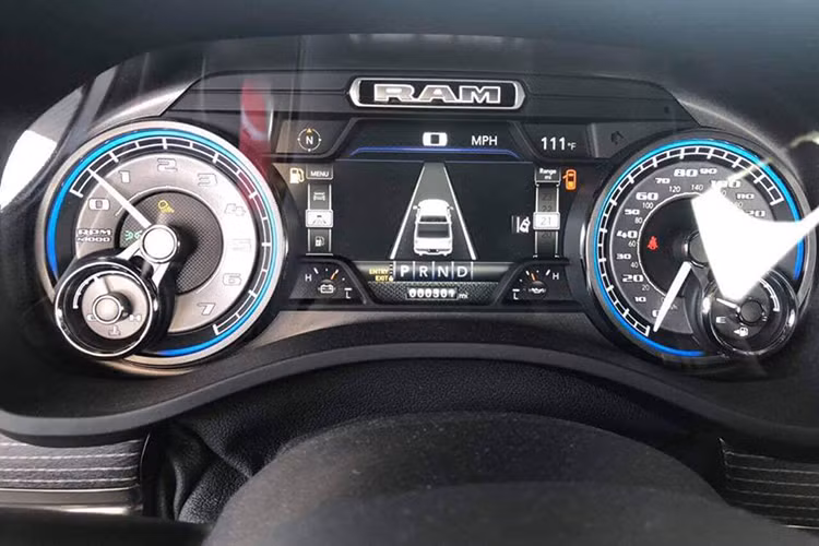 Nội thất của xe còn rất hữu dụng với nhiều cổng USB và ổ điện đặt rải rác, cũng như bộ phát Wifi từ sim 4G. Các hệ thống hỗ trợ người lái cũng được chú trọng như camera 360 độ, cảnh báo điểm mù, phanh tránh va chạm...