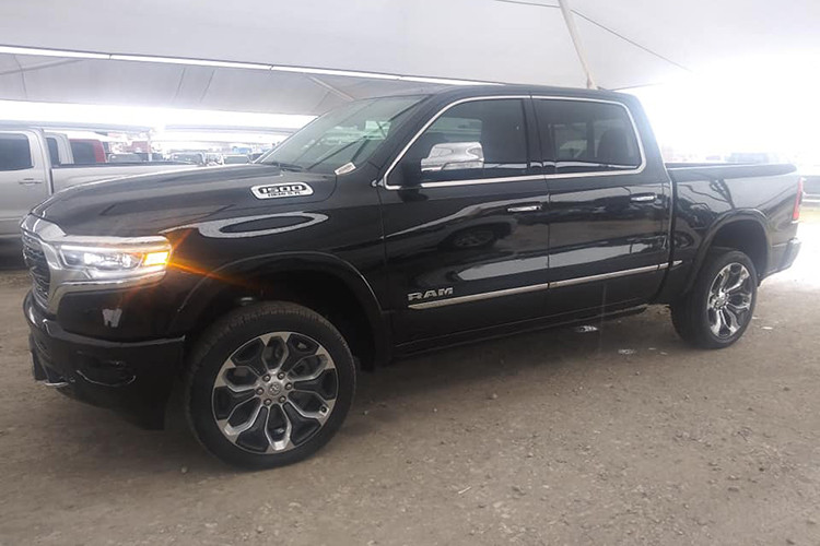 Bên cạnh các trang bị an toàn tiêu chuẩn, Ram 1500 Limited còn sở hữu một số công nghệ như cảnh báo điểm mù, hỗ trợ phanh ngăn va chạm trước, cảnh báo và giữ làn đường. Hiện tại, xe đang được cơ sở tư nhân tại TP HCM. Giá xe Ram 1500 Limited khoảng hơn 4,5 tỷ đồng.