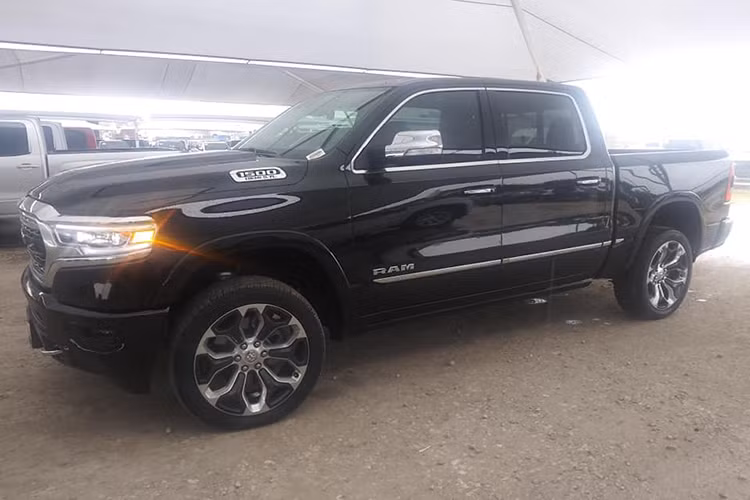 Bên cạnh các trang bị an toàn tiêu chuẩn, Ram 1500 Limited còn sở hữu một số công nghệ như cảnh báo điểm mù, hỗ trợ phanh ngăn va chạm trước, cảnh báo và giữ làn đường. Hiện tại, xe đang được cơ sở tư nhân tại TP HCM. Giá xe Ram 1500 Limited khoảng hơn 4,5 tỷ đồng.