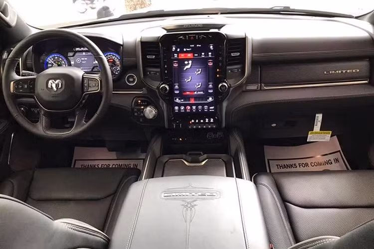 Trái ngược với vẻ ngoài có phần thô bạo, nội thất bên trong Ram 1500 Limited lại khá hiền hòa, sang trọng và hiện đại. Cụm đồng hồ gồm 2 màn hình analogue dạng tròn nối với nhau nhờ một màn hình LCD đặt chính giữa. Ở khu vực chính giữa là màn hình giải trí trung tâm kích cỡ 12 inch đặt dọc giống phong cách các mẫu xe điện ngày nay.