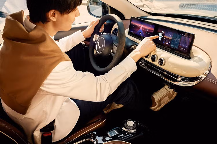 Khác với Hongguang Mini EV, Wuling Bingo không được thiết kế theo phong cách xe kei car của Nhật Bản. Thay vào đó, mẫu ô tô điện này sở hữu phong cách thiết kế mềm mại và bo tròn, theo hơi hướng cổ điển. Ngoài ra, Wuling Bingo còn có một số nét thiết kế gợi liên tưởng đến xe sang Porsche.