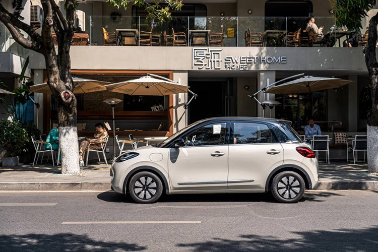 Chưa rõ Baojun Yep và Wuling Bingo sẽ được bán ở Việt Nam dưới dạng xe nhập khẩu nguyên chiếc hay lắp ráp nội địa. Trong khi đó, Wuling Hongguang Mini EV đang được TMT lắp ráp ở nhà máy tại Hưng Yên.