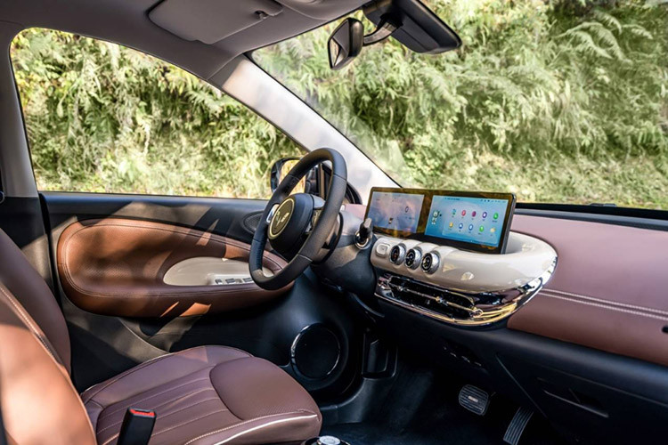 Tại thị trường Trung Quốc, Wuling Bingo có những trang bị ngoại thất nổi bật như đèn pha LED hình giọt nước, tích hợp đèn LED định vị ban ngày, vành thép đi kèm ốp mâm màu bạc và đèn hậu LED. Bên trong mẫu ôtô điện này là không gian nội thất 5 chỗ ngồi và có khoang hành lý riêng nhờ kích thước lớn hơn Wuling Hongguang Mini EV.