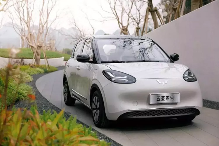 So với Wuling Hongguang Mini EV đang bán ở Việt Nam, Bingo có kích thước lớn hơn và trang bị tốt hơn. Cụ thể, xe sở hữu kích thước dài x rộng x cao lần lượt là 3.950 x 1.708 x 1.580 mm và chiều dài cơ sở 2.560 mm.