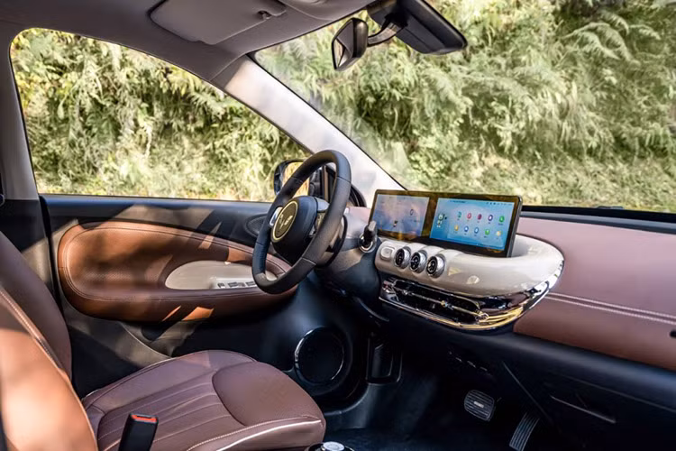 Tại thị trường Trung Quốc, Wuling Bingo có những trang bị ngoại thất nổi bật như đèn pha LED hình giọt nước, tích hợp đèn LED định vị ban ngày, vành thép đi kèm ốp mâm màu bạc và đèn hậu LED. Bên trong mẫu ôtô điện này là không gian nội thất 5 chỗ ngồi và có khoang hành lý riêng nhờ kích thước lớn hơn Wuling Hongguang Mini EV.