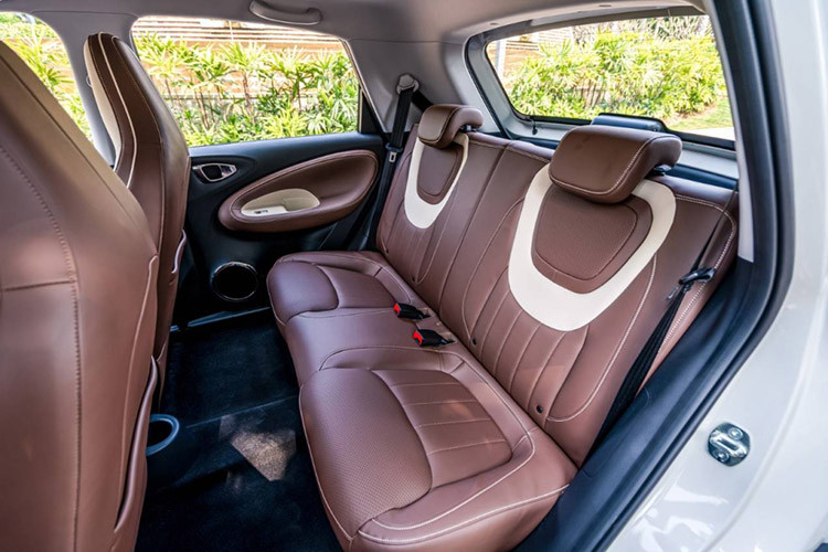 Xe sở hữu vô lăng 2 chấu, tích hợp phím chức năng, bảng đồng hồ kỹ thuật số nối liền với màn hình thông tin giải trí 10,25 inch, giá để ly giữa 2 ghế trước và phanh tay điện tử. Bên cạnh đó là hệ điều hành LING OS, chìa khóa thông minh, khởi động máy từ xa, hệ thống tự động đỗ xe và kiểm soát lực kéo.