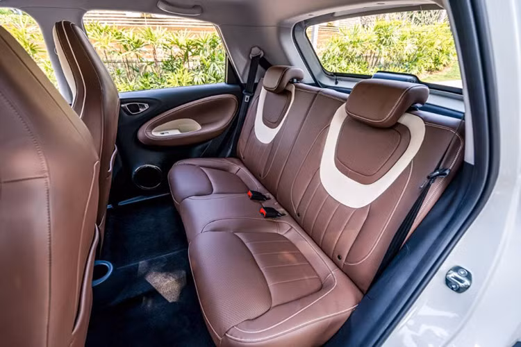 Xe sở hữu vô lăng 2 chấu, tích hợp phím chức năng, bảng đồng hồ kỹ thuật số nối liền với màn hình thông tin giải trí 10,25 inch, giá để ly giữa 2 ghế trước và phanh tay điện tử. Bên cạnh đó là hệ điều hành LING OS, chìa khóa thông minh, khởi động máy từ xa, hệ thống tự động đỗ xe và kiểm soát lực kéo.