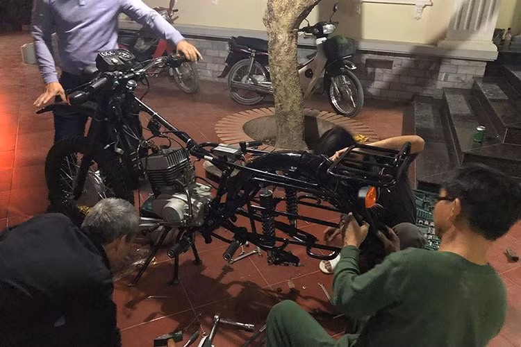 Người chia sẻ thông tin về chiếc M1nsk M125X ở Hà Nam cho biết chủ xe đã tự lắp hoàn chỉnh chiếc xe này và rao bán xe với giá 110 triệu đồng. Với giá bán này, chiếc xe được cho là đắt ngang ngửa môtô đời mới phân khúc 250 - 300cc tại Việt Nam. Trong khi đó, tại nước ngoài, M1nsk M125X bán với giá 1.440 USD (khoảng 32,5 triệu đồng).