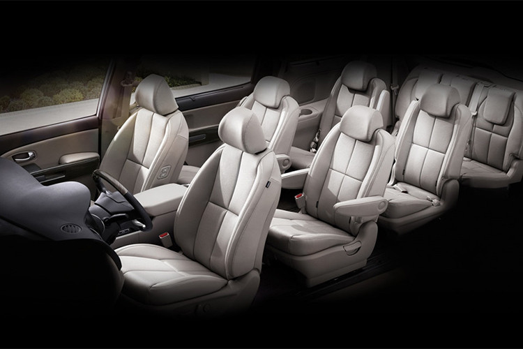 Cửa trượt là điều không thể thiếu ở mẫu xe minivan như Kia Carnival, phiên bản lần này cũng hiện đại hơn với việc được hãng xe ôtô Kia trang bị nút bấm mở cửa ngay trên tay nắm.