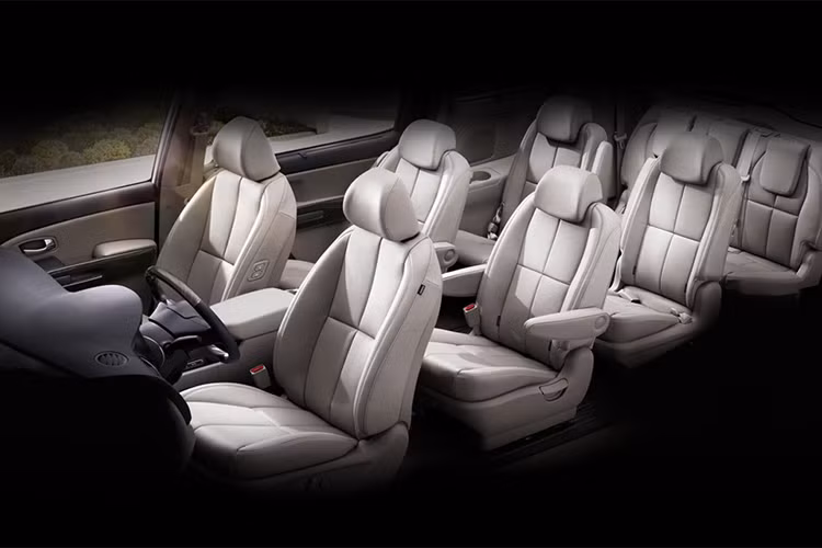 Cửa trượt là điều không thể thiếu ở mẫu xe minivan như Kia Carnival, phiên bản lần này cũng hiện đại hơn với việc được hãng xe ôtô Kia trang bị nút bấm mở cửa ngay trên tay nắm.