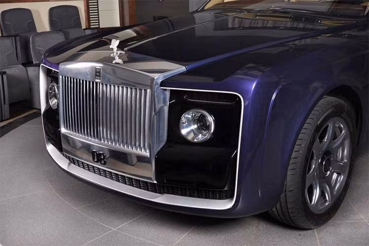 Thông qua mạng xã hội Instagram, người ta đã tìm được chủ nhân của chiếc Rolls-Royce Sweptail trăm tỷ là người sở hữu tài khoản TRSam mwvmnw. Tuy nhiên, ẩn số về người sở hữu tài khoản này vẫn chưa có lời giải đáp. Nhiều người trong giới đồn đoán vị tỷ phú bí ẩn này có tên Sam Li, gốc Trung Quốc. 