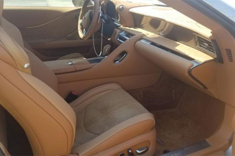 Thay vì mang đi sửa đê có ngoại hình đẹp hơn, chủ nhân của chiếc xe đã quyết định rao bán. Hiện mức đấu giá cao nhất dành cho chiếc Lexus LC500 dính mưa đá là 23.800 USD (tương đương 542 triệu đồng).