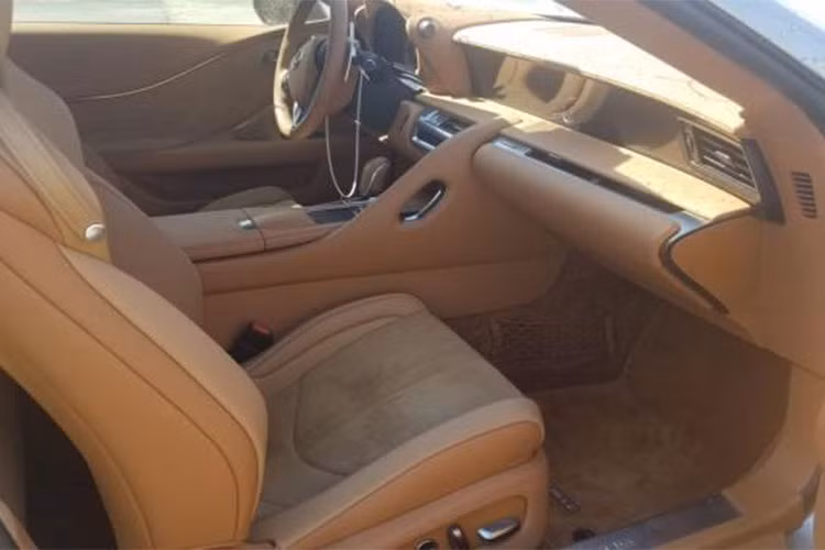 Thay vì mang đi sửa đê có ngoại hình đẹp hơn, chủ nhân của chiếc xe đã quyết định rao bán. Hiện mức đấu giá cao nhất dành cho chiếc Lexus LC500 dính mưa đá là 23.800 USD (tương đương 542 triệu đồng).