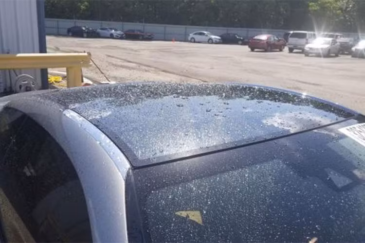 Chiếc Lexus LC500 đã bị hỏng đáng kể sau khi trải qua một trận mưa đá. Qua những hình ảnh được đăng lên mạng, có thể thấy chiếc Lexus LC500 này bị móp ở nhiều khu vực ngoại thất như nắp capô hay nóc vì mưa đá.