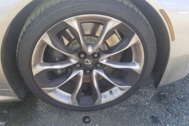 Con số này được xem là rẻ hơn gấp 4 lần so với cái giá 93.644 USD (tương đương 2,13 tỷ đồng) của một chiếc Lexus LC500 "đập hộp". Như vậy, đây có thể nói là cái giá khá hời cho những ai muốn sở hữu một chiếc Lexus LC500 mà không ngại mất thời gian sửa chữa lại