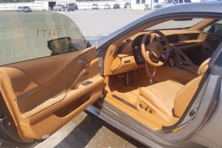 Trong khi đó, nội thất và động cơ của chiếc coupe Lexus hạng sang này có vẻ không bị ảnh hưởng nhiều. Ngoài ra, đồng hồ công-tơ-mét của chiếc xe này mới dừng ở con số 12.651 dặm, tương đương 20.241 km.