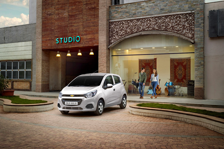 Một số tính năng khác như hệ thống khóa thông minh với chìa khóa điều khiển từ xa, âm thanh 4 loa, Radio AM/FM và kết nối USB/AUX. Trang bị an toàn với 2 phanh đĩa trước, phanh tang trống sau và 2 túi khí trên các phiên bản. Spark LS và Spark LT có thêm khóa cửa trung tâm. Hệ thống chống bó cứng phanh (ABS) hỗ trợ riêng cho bản Spark LT.