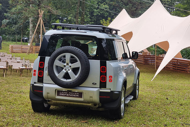 Defender 130 First Edition P400 3.0 lít 6 xy-lanh, MHEV, công suất cực đại 400PS tại 5.500-6.500 vòng/phút, mô-men xoắn cực đại 550Nm tại 2.000-5.000 vòng/phút, giá bán dự kiến từ 7,179 tỷ đồng. Defender 130 X P400 3.0 lít 6 xy-lanh, MHEV, công suất cực đại 400PS tại 5.500- 6.500 vòng/phút, mô-men xoắn cực đại 550Nm tại 2.000-5.000 vòng/phút, giá bán dự kiến từ 7,909 tỷ đồng.