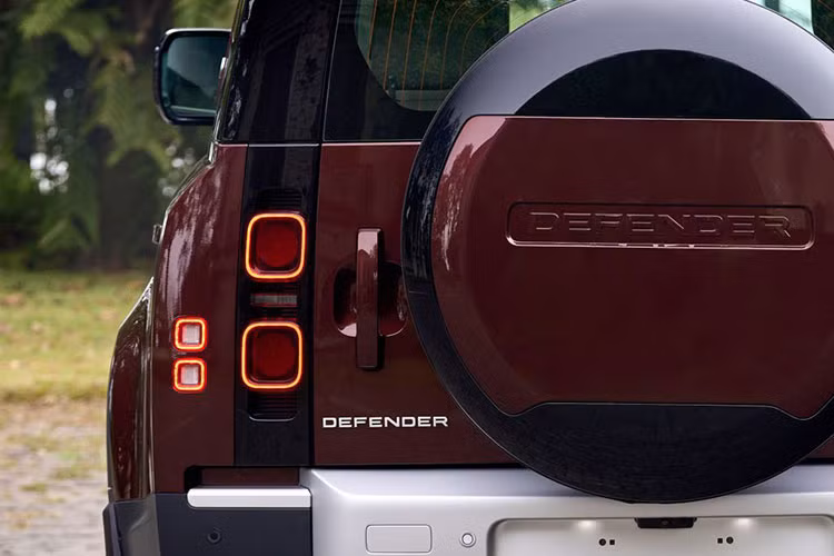 Tất cả phiên bản của mẫu xe SUV Land Rover Defender 130 tại Việt Nam đều được trang bị tiêu chuẩn la-zăng 20 inch và hệ thống treo khí nén điện tử thích ứng có khả năng theo dõi mặt đường 500 lần/giây, nâng tối đa 145 mm và chịu lực tối đa 7 tấn lên bánh xe.