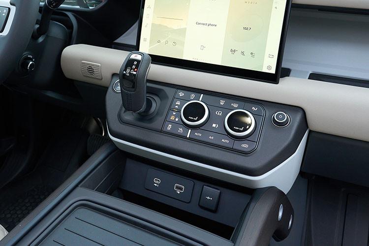 Land Rover Defender 130 cũng được trang bị màn hình trung tâm Pivi Pro 11,4 inch, hỗ trợ kết nối Apple CarPlay/Android Auto không dây, tính năng cập nhật phần mềm không dây (SOTA) và tích hợp nền tảng định vị toàn cầu what3words.