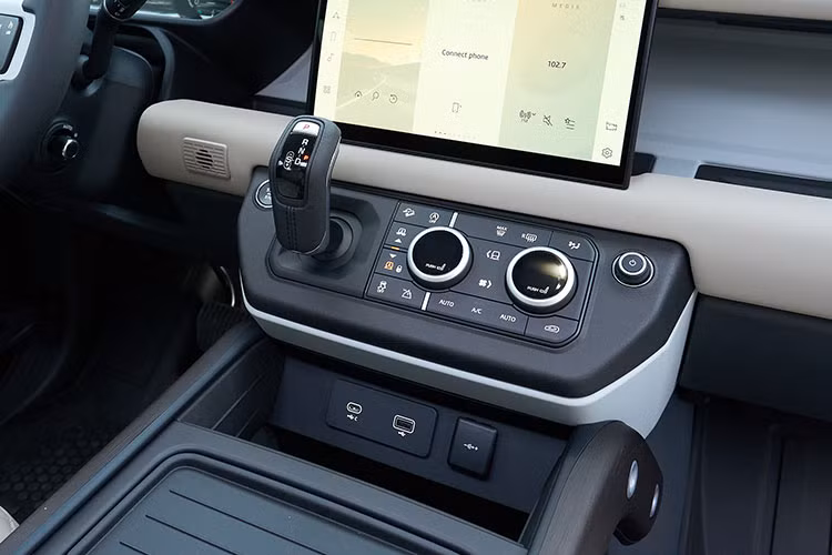 Land Rover Defender 130 cũng được trang bị màn hình trung tâm Pivi Pro 11,4 inch, hỗ trợ kết nối Apple CarPlay/Android Auto không dây, tính năng cập nhật phần mềm không dây (SOTA) và tích hợp nền tảng định vị toàn cầu what3words.