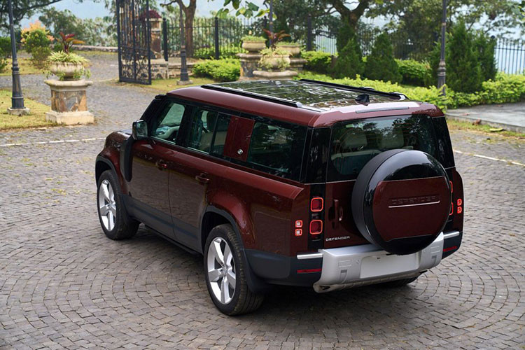 Như vậy, phần đuôi xe đã được kéo dài hơn 340 mm so với biến thể Defender 110 nhằm tối ưu không gian hàng ghế phía sau, song chiều dài cơ sở vẫn được giữ nguyên ở mức 3.022 mm.