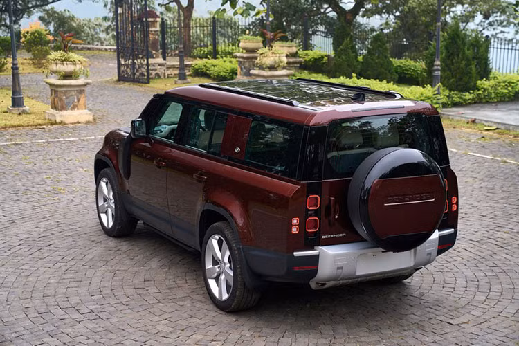 Như vậy, phần đuôi xe đã được kéo dài hơn 340 mm so với biến thể Defender 110 nhằm tối ưu không gian hàng ghế phía sau, song chiều dài cơ sở vẫn được giữ nguyên ở mức 3.022 mm.