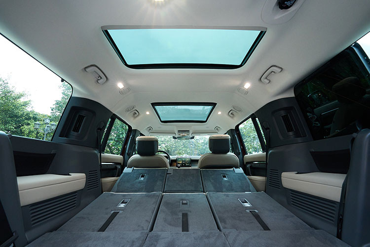 Defender 130 mới được Land Rover Việt Nam phân phối 05 phiên bản, bao gồm các gói trang bị SE, HSE, First Edition và X. Biến thể Defender 130 SE P300 sử dụng động cơ 3.0 lít, công suất cực đại 300PS và mô-men xoắn cực đại 470 Nm. Giá xe Land Rover Defender 130 SE P300 tiêu chuẩn dự kiến từ 5,989 tỷ đồng. 