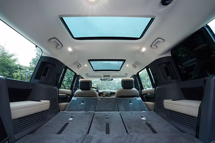 Defender 130 mới được Land Rover Việt Nam phân phối 05 phiên bản, bao gồm các gói trang bị SE, HSE, First Edition và X. Biến thể Defender 130 SE P300 sử dụng động cơ 3.0 lít, công suất cực đại 300PS và mô-men xoắn cực đại 470 Nm. Giá xe Land Rover Defender 130 SE P300 tiêu chuẩn dự kiến từ 5,989 tỷ đồng. 