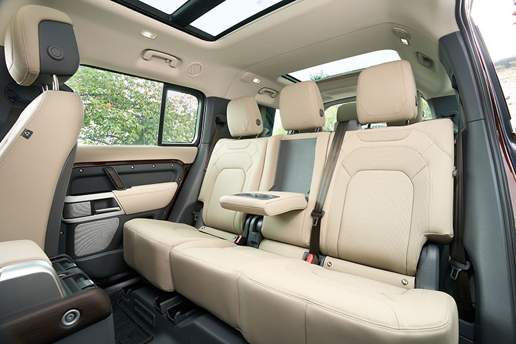 Bên cạnh đó, mẫu xe này còn có tính năng quản lý CO2 và bụi mịn PM2.5 trong khoang cabin, đi kèm hệ thống lọc không khí nâng cao giúp giảm thiểu chất gây dị ứng, mầm bệnh và mùi khó chịu. Một số trang bị tiêu chuẩn khác trên Defender 130 gồm có cửa sổ trời toàn cảnh, camera toàn cảnh 3D và ốp bánh xe dự phòng cùng màu thân xe.