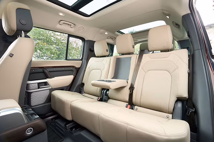 Bên cạnh đó, mẫu xe này còn có tính năng quản lý CO2 và bụi mịn PM2.5 trong khoang cabin, đi kèm hệ thống lọc không khí nâng cao giúp giảm thiểu chất gây dị ứng, mầm bệnh và mùi khó chịu. Một số trang bị tiêu chuẩn khác trên Defender 130 gồm có cửa sổ trời toàn cảnh, camera toàn cảnh 3D và ốp bánh xe dự phòng cùng màu thân xe.