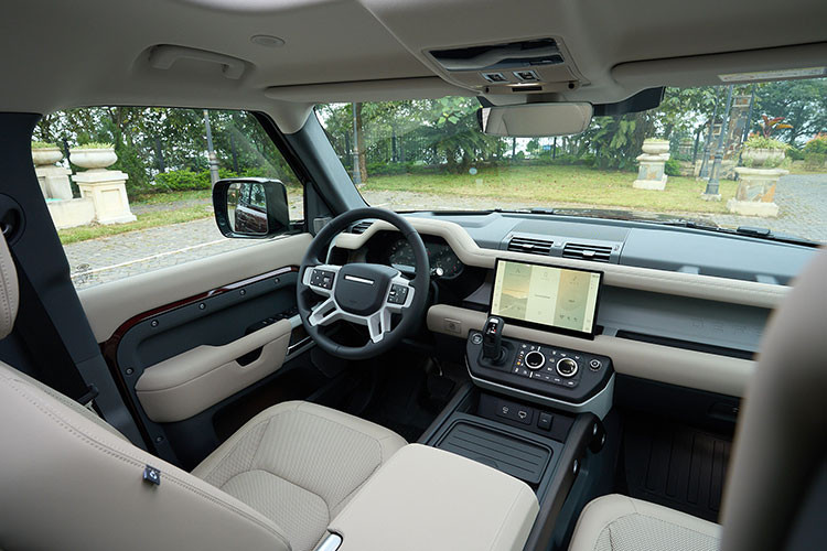 Tương tự ngoại thất, nội thất Land Rover Defender 130 mang đến nhiều điểm tương đồng với các biến thể còn lại. Khác biệt dễ nhận thấy nhất là xe có 3 hàng ghế với cấu hình 2+3+3 chỗ, ghế có thể gập theo tỉ lệ 40:20:40. Ngoài ra, Land Rover cũng cung cấp tuỳ chọn 5 chỗ ngồi cho mẫu Defender 130. 