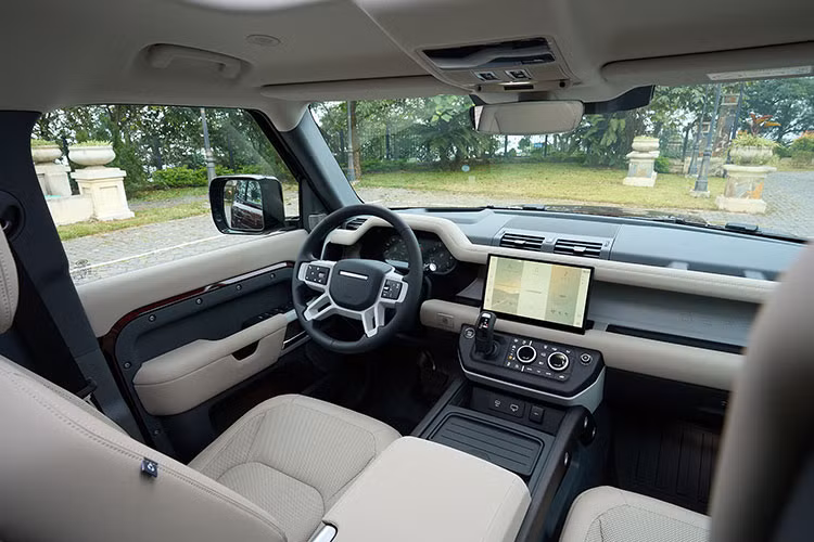 Tương tự ngoại thất, nội thất Land Rover Defender 130 mang đến nhiều điểm tương đồng với các biến thể còn lại. Khác biệt dễ nhận thấy nhất là xe có 3 hàng ghế với cấu hình 2+3+3 chỗ, ghế có thể gập theo tỉ lệ 40:20:40. Ngoài ra, Land Rover cũng cung cấp tuỳ chọn 5 chỗ ngồi cho mẫu Defender 130. 