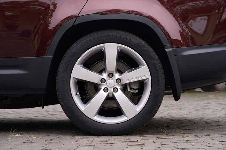 Defender 130 SE P400 3.0 lít 6 xy-lanh, MHEV, công suất cực đại 400PS tại 5.500- 6.500 vòng/phút, mô-men xoắn cực đại 550Nm tại 2.000-5.000 vòng/phút, giá bán dự kiến từ 6,489 tỷ đồng. Defender 130 HSE P400 3.0 lít 6 xy-lanh, MHEV, công suất cực đại 400PS tại 5.500-6.500 vòng/phút, mô-men xoắn cực đại 550Nm tại 2.000-5.000 vòng/phút, giá bán dự kiến từ 6,759 tỷ đồng.