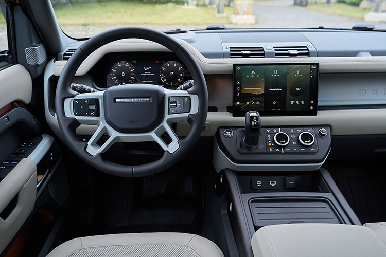 Hàng ghế thứ 3 của Defender 130 có 3 chỗ ngồi với chiều rộng 1.200 mm và khoảng để chân ở mức 804 mm - lớn nhất phân khúc. Các tiện nghi tiêu chuẩn trên hàng ghế này gồm cửa gió điều hoà riêng, cửa sổ trời, bệ tì tay, ngoài ra còn tuỳ chọn sưởi ghế.