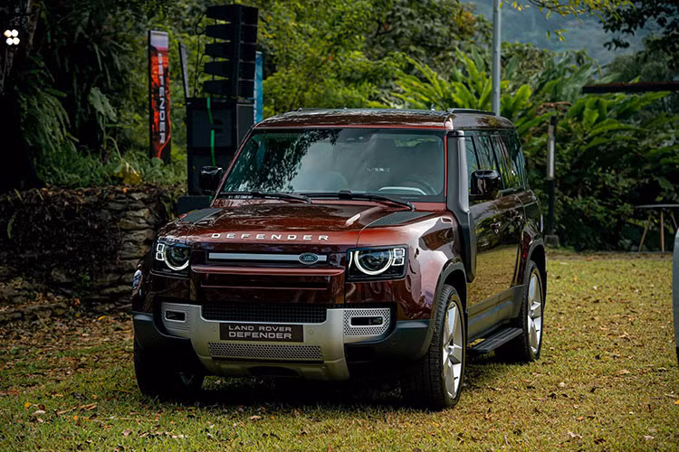 Thương hiệu xe Anh quốc - Land Rover Việt Nam đã chính thức giới thiệu mẫu xe Land Rover Defender 130 mới, bổ sung vào gia đình dòng xe chinh phục đa địa hình toàn năng, mang tới cơ hội phiêu lưu cho 8 người lớn trên 3 hàng ghế rộng rãi, mạnh mẽ và bền bỉ.