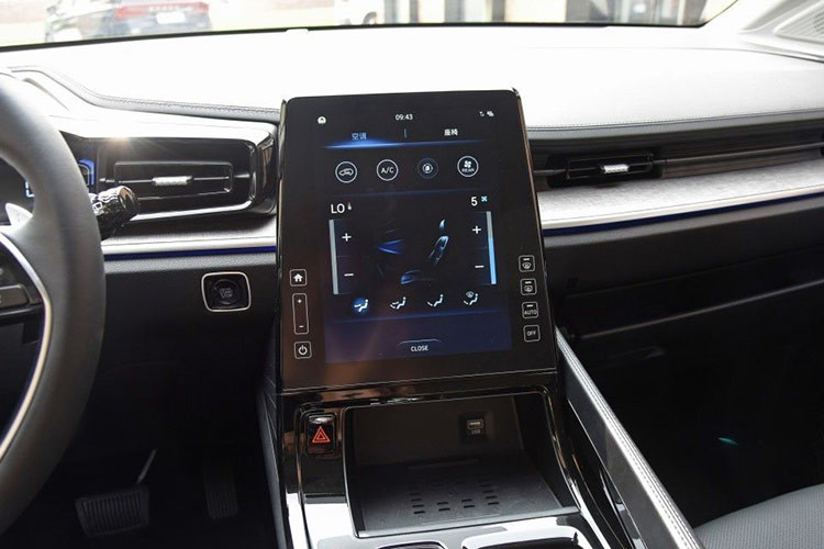 Khoang nội thất được bố trí mang lại cảm giác sang trọng, khách hàng như ngồi trong chiếc phi thuyền không gian với đầy đủ tiện nghi. Trang bị sẵn có trên xe gồm màn hình dọc 10,4 inch, hỗ trợ Apple CarPlay/Android Auto,...