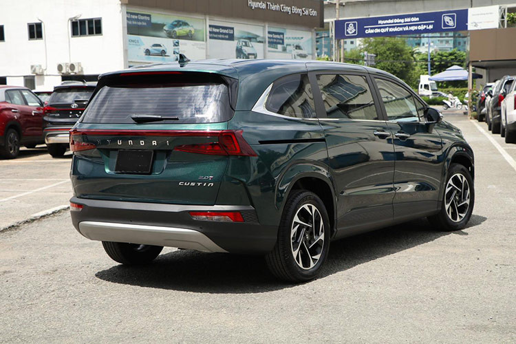 Trong khi đó, giá xe Hyundai Custin tại Việt Nam niêm yết chính hãng cụ thể như sau: Hyundai Custin 1.5T-GDi Tiêu chuẩn giá 820 triệu đồng; Hyundai Custin 1.5T-GDi Đặc biệt giá 915 triệu đồng; Hyundai Custin 2.0T-GDi Cao cấp giá 974 triệu đồng.