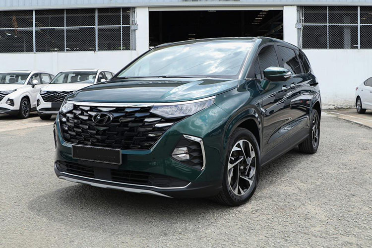 Được biết, một đại lý ở phía Bắc đang chào bán Hyundai Custin 1.5T-GDi đặc biệt VIN 2023 giảm giá chỉ còn 840 triệu đồng. Hiện mức giá này chỉ cao hơn 30 triệu đồng so với giá xe Toyota Innova Cross bản xăng (giá niêm yết 810 triệu) đồng.