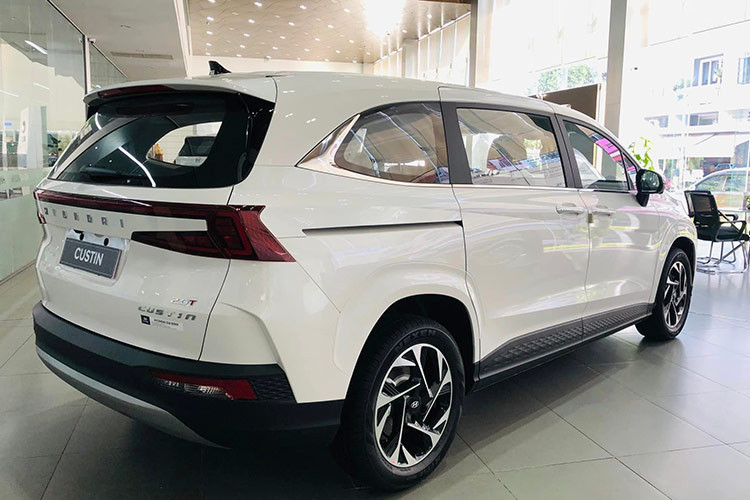 Tính năng an toàn là nhược điểm của Hyundai Custin khi thiếu nhiều trang bị so với các đối thủ như phòng tránh va chạm điểm mù BCA, phòng tránh va chạm khi lùi, cảnh báo người ngồi hàng sau, giữ làn, phòng tránh va chạm phía trước, cảnh báo người lái mất tập trung, đèn pha tự động thích ứng,...