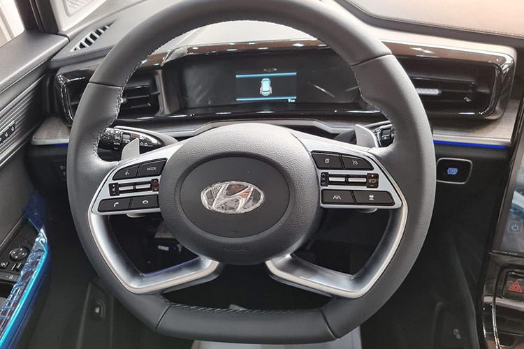 Xe có kích thước tổng thể 4.950 x 1.850 x 1.725 (mm) và chiều dài cơ sở đạt 3.055 mm. Thông số này lớn hơn Toyota Innova. Mặc dù là xe MPV nhưng Hyundai Custin bộc lộ rõ điểm mạnh là thiết kế đậm tính khí động học với hệ số cản gió 0,31 Cd. Custin mang nét đặc trưng của một chiếc MPV lai SUV với những đường cong mềm mại, khác hẳn với ngoại hình vuông vức giống Kia Carnival.