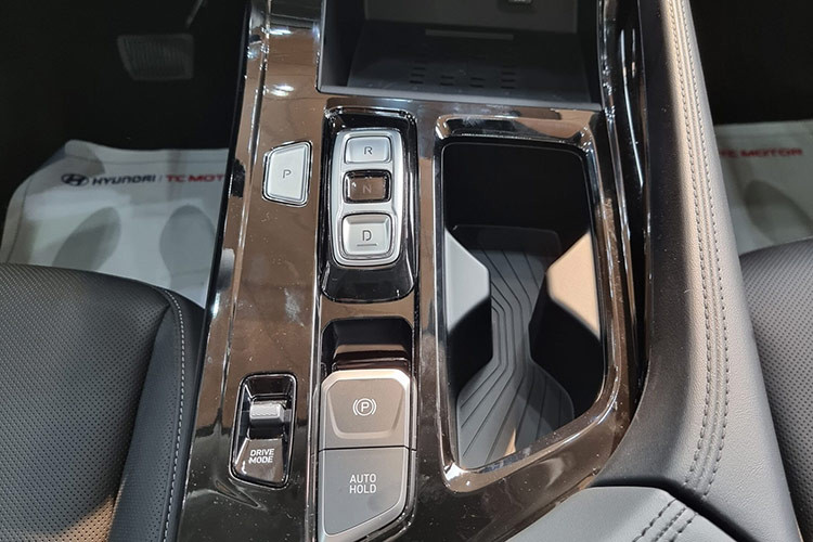 Vô lăng xe tích hợp lẫy số đi kèm màn hình LCD hiển thị thông tin phía sau, phanh đỗ điện tử, điều hòa tự động, đèn viền nội thất, đề nổ từ xa và 2 cửa sổ trời. Hàng ghế thứ được chế tạo 2 ghế độc lập kiểu hạng thương gia, hỗ trợ sạc không dây, bàn làm việc, để đồ. Xe không có ghế lái ghi nhớ vị trí, tính năng làm mát và sưởi hàng ghế trước.