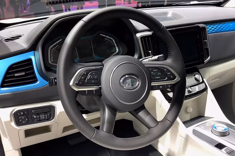 Tuy nhiên có một chi tiết rất lạ là bảng tín hiệu đồng hồ của Wingle 7 EV lại là dạng analog, với một cây kim chỉ mức độ pin còn lại. Tại sao Great Wall không trang bị một bảng tín hiệu kỹ thuật số? Họ có thừa công nghệ, và trang bị này cũng không tốn kém hơn là bao trong thời đại này. Có lẽ họ muốn tạo một cảm giác “cổ kim kết hợp” thật độc đáo.