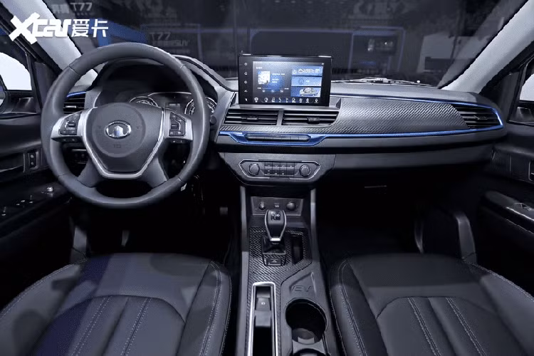 Bên trong nội thất xe có nhận được nhiều chi tiết giả sợi carbon, một cụm điều khiển trung tâm mới, và cả một màn hình cảm ứng mới trong khá lạ mắt và thiết kế lớn. Vô lăng xe dạng 4 chấu với các nút bấm tiện ích...