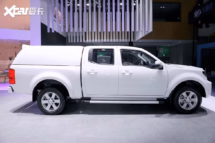 Về Ngoại hình, bán tải điện Great Wal phiên bản 2020 sở hữu một lưới tản nhiệt mới với một cổng sạc điện ở vị trí trung tâm và một số chi tiết trang trí màu xanh lam nhấn nhá.